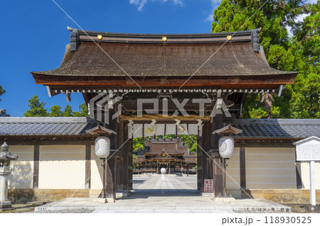 多賀大社 神門から見える拝殿(滋賀県犬上郡多賀町) 多賀大社 神門から見える拝殿(滋賀県犬上郡多賀町) 118930525