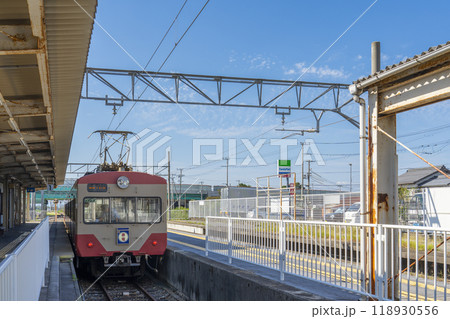 多賀大社前駅のホーム　電車が来る 118930556