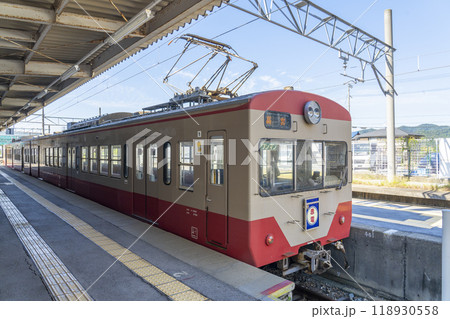 近江鉄道　多賀大社前駅のホーム　電車が来る 118930558