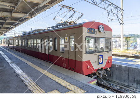 近江鉄道 多賀大社前駅のホーム 電車が来る 近江鉄道 多賀大社前駅のホーム 電車が来る 118930559