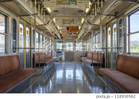 近江鉄道　誰もいない車内 118930562
