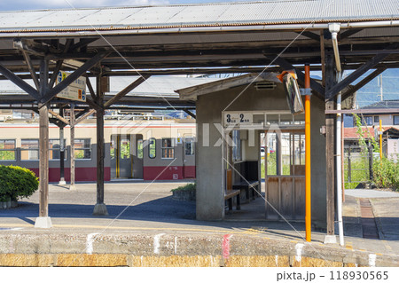 近江鉄道高宮駅　レトロなホーム 118930565