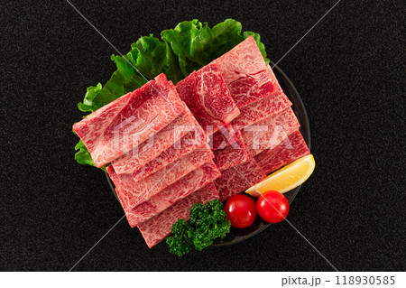 国産黒毛和牛　ウデ焼肉　皿盛り　俯瞰 118930585