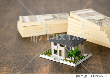 家のミニチュアと札束（新紙幣） 118930726