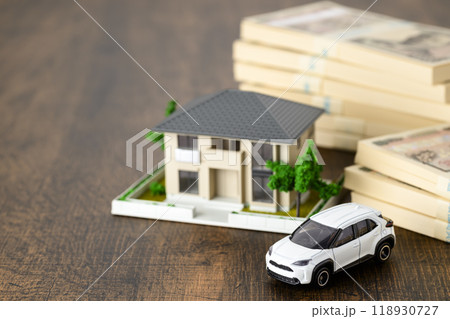 家と車のミニチュアと札束（新紙幣） 118930727