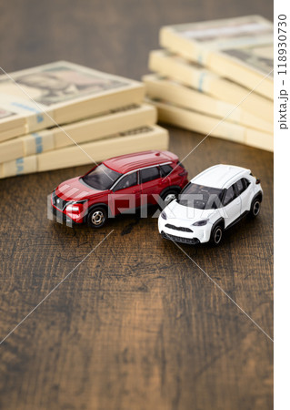 車のミニチュアと札束(新紙幣) 車のミニチュアと札束(新紙幣) 118930730