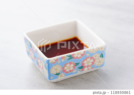 お醤油を注いだ小皿 お醤油を注いだ小皿 118930861