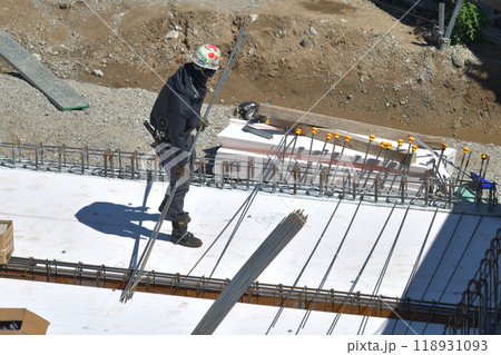 新築マンション 鉄筋工のスラブ配筋作業風景 新築マンション 鉄筋工のスラブ配筋作業風景 118931093