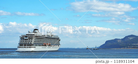 小樽港を出るクルーズ船バイキング・オリオン 118931104