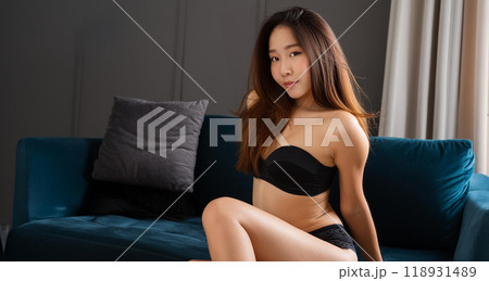 ランジェリー姿のセクシーな女性、女性のボディイメージ 118931489