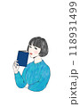 本を片手に持ちポーズをとる女性（ソフトなテイスト） 118931499