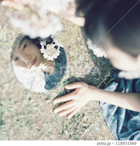 鏡に映る桜と女性の顔 118931569