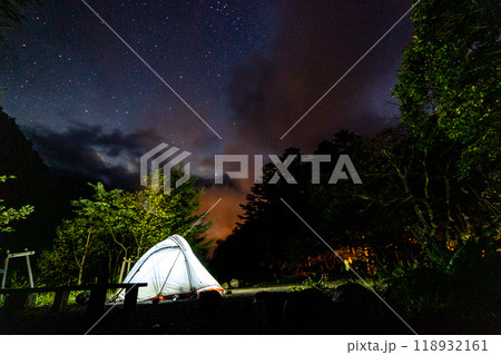 広河原　キャンプ場の夜景、星空 118932161