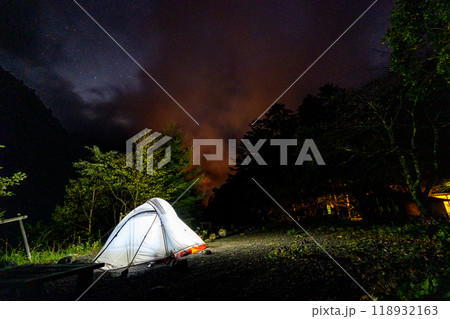 広河原　キャンプ場の夜景、星空 118932163