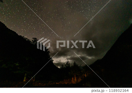 広河原　キャンプ場の夜景、星空 118932164