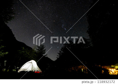 広河原　キャンプ場の夜景、星空 118932172