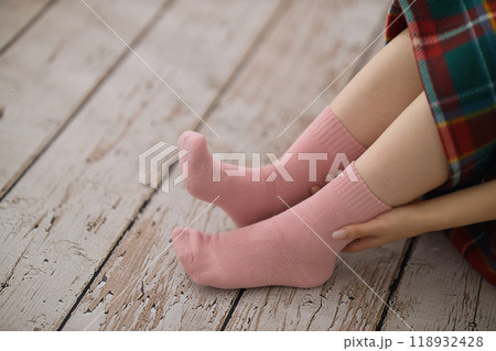 くつ下を履く若い女性の足元 118932428