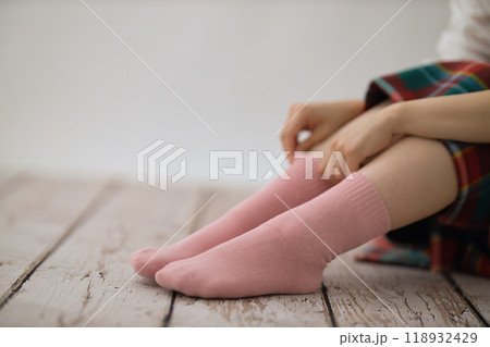 くつ下を履く若い女性の足元 118932429