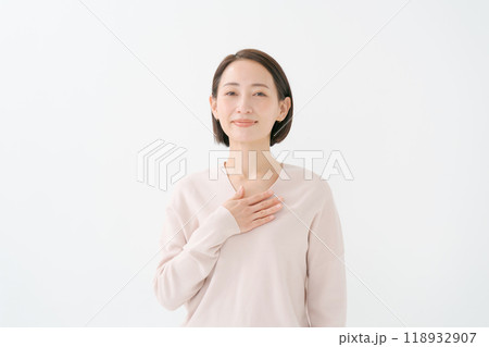 胸に手を当てる女性 118932907