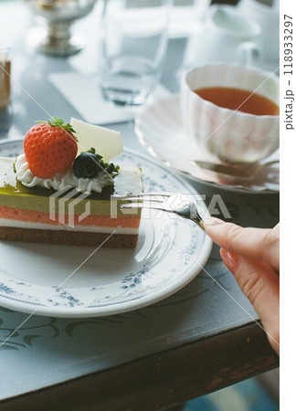ティータイムにケーキを食べる手元 ティータイムにケーキを食べる手元 118933297