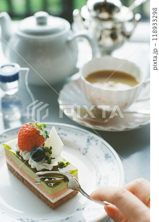 ティータイムにケーキを食べる手元 ティータイムにケーキを食べる手元 118933298