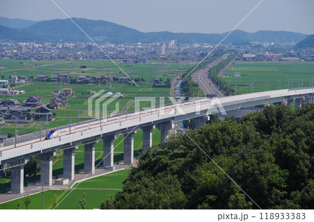 岩内山から望む北陸新幹線と北陸自動車道　福井県越前市 118933383