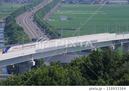 岩内山から望む北陸新幹線と北陸自動車道　福井県越前市 118933384
