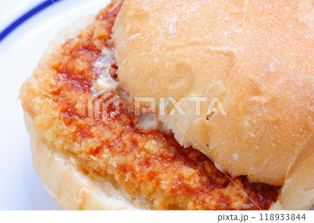 オーストリア発祥のロールパン、カイザーゼンメルに、ハムカツを挟んだサンドイッチ オーストリア発祥のロールパン、カイザーゼンメルに、ハムカツを挟んだサンドイッチ 118933844