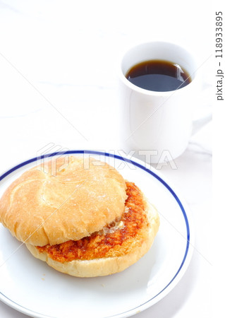 オーストリア発祥のロールパン、カイザーゼンメルに、ハムカツを挟んだサンドイッチと、淹れたてのコーヒー 118933895