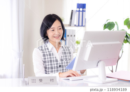 医療　制服を着た受付スタッフ 118934189