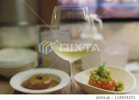 白ワインと酒の肴 118934251