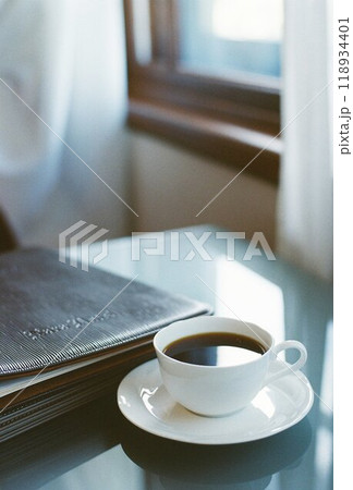 朝に書類仕事とコーヒー 118934401