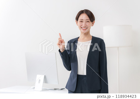 女性　ビジネス 118934423