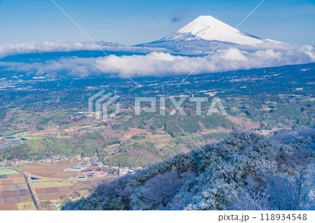 【静岡県】雪化粧した箱根・玄岳から眺める富士山 118934548