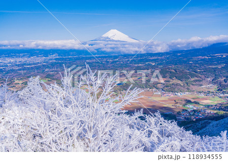 【静岡県】雪化粧した箱根・玄岳から眺める富士山 118934555