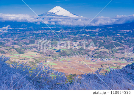【静岡県】雪化粧した箱根・玄岳から眺める富士山 118934556