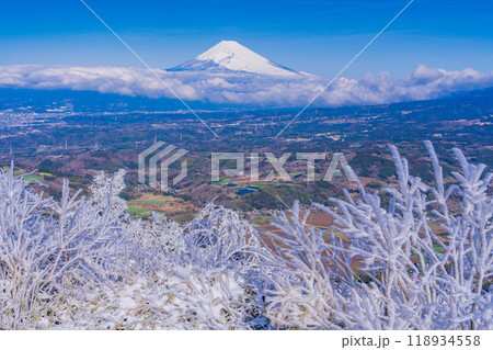 【静岡県】雪化粧した箱根・玄岳から眺める富士山 118934558