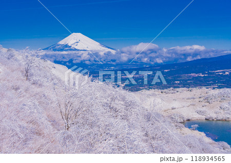 【静岡県】雪化粧した箱根・玄岳から眺める富士山 118934565