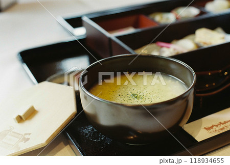 日本の和食の朝食 118934655