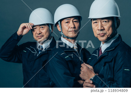 ミドルの作業員の男性 118934809