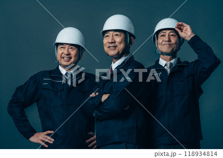 ミドルの作業員の男性 118934814