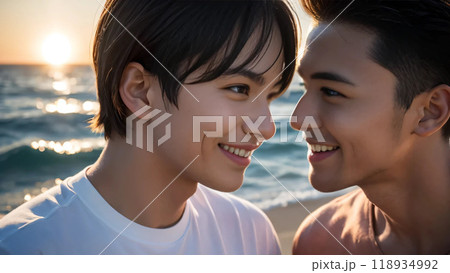 夕暮れのビーチで微笑み合うゲイカップル 118934992