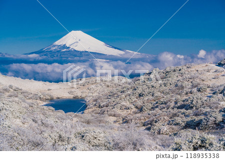 【静岡県】雪化粧した玄岳・氷ヶ池の向こうに富士山 【静岡県】雪化粧した玄岳・氷ヶ池の向こうに富士山 118935338