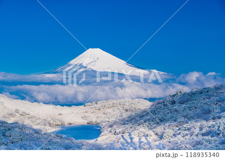 【静岡県】雪化粧した玄岳・氷ヶ池の向こうに富士山 【静岡県】雪化粧した玄岳・氷ヶ池の向こうに富士山 118935340