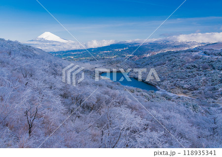 【静岡県】雪化粧した玄岳・氷ヶ池の向こうに富士山 118935341