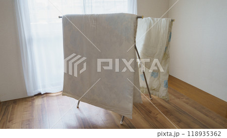 室内でフトンを干す・布団の部屋干し 室内でフトンを干す・布団の部屋干し 118935362