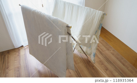 室内でフトンを干す・布団の部屋干し 室内でフトンを干す・布団の部屋干し 118935364