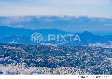 【静岡県】雪化粧した伊豆スカイラインから眺める南箱根の別荘と駿河湾 118935437
