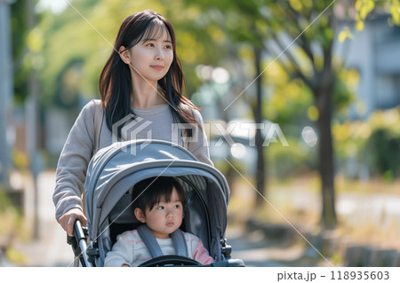 ベビーカーを押して公園を散歩する親子「AI生成画像」 ベビーカーを押して公園を散歩する親子「AI生成画像」 118935603