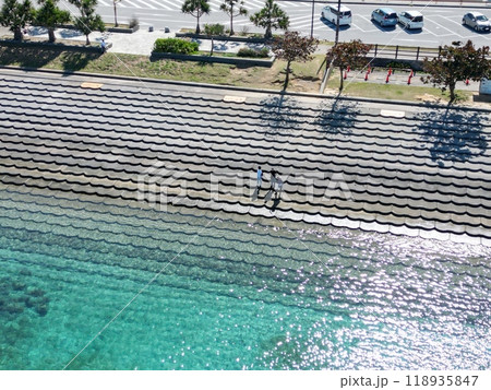 沖縄県うるま市の海中道路のビーチの空撮 118935847